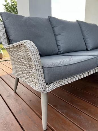 Wypoczynkowe meble z technorattanu z sofą i fotelami Cioso Creme