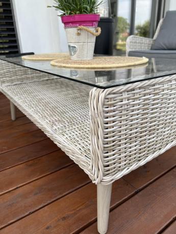 Wypoczynkowe meble z technorattanu z sofą i fotelami Cioso Creme