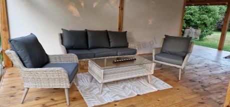 Wypoczynkowe meble z technorattanu z sofą i fotelami Cioso Creme