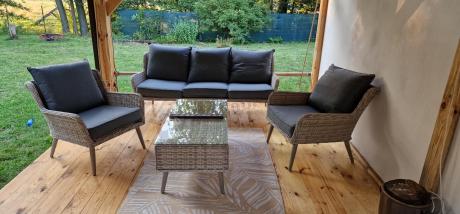 Wypoczynkowe meble z technorattanu z sofą i fotelami Cioso Creme