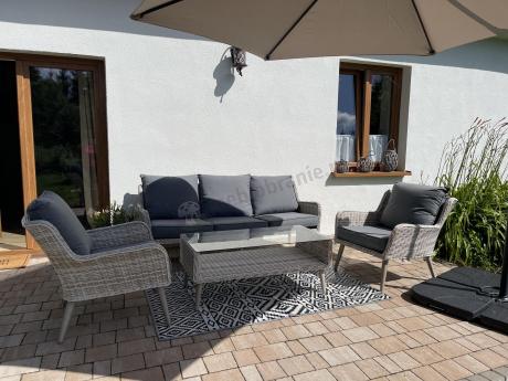 Wypoczynkowe meble z technorattanu z sofą i fotelami Cioso Creme