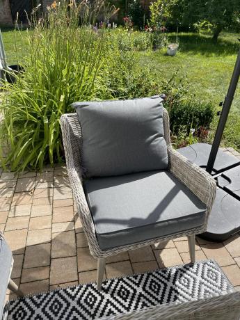 Wypoczynkowe meble z technorattanu z sofą i fotelami Cioso Creme