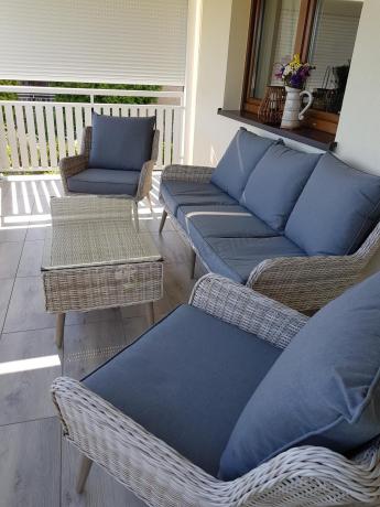 Wypoczynkowe meble z technorattanu z sofą i fotelami Cioso Creme