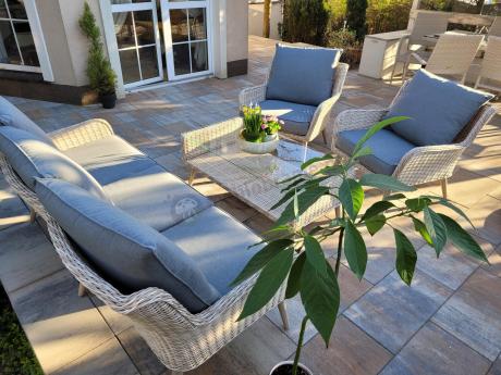 Wypoczynkowe meble z technorattanu z sofą i fotelami Cioso Creme