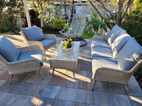 Wypoczynkowe meble z technorattanu z sofą i fotelami Cioso Creme