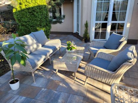 Wypoczynkowe meble z technorattanu z sofą i fotelami Cioso Creme