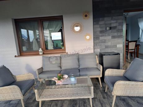 Wypoczynkowe meble z technorattanu z sofą i fotelami Cioso Creme
