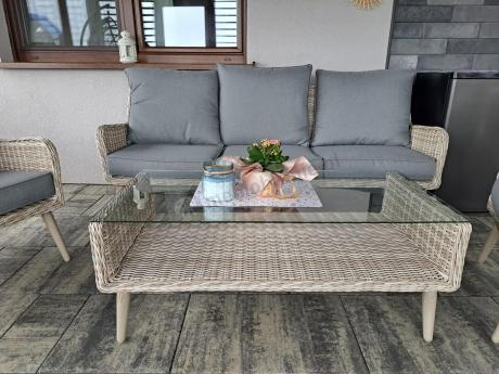 Wypoczynkowe meble z technorattanu z sofą i fotelami Cioso Creme