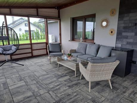 Wypoczynkowe meble z technorattanu z sofą i fotelami Cioso Creme