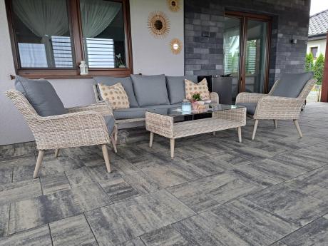 Wypoczynkowe meble z technorattanu z sofą i fotelami Cioso Creme