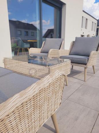 Wypoczynkowe meble z technorattanu z sofą i fotelami Cioso Creme