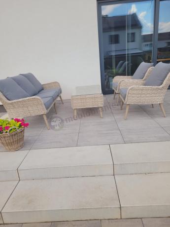 Wypoczynkowe meble z technorattanu z sofą i fotelami Cioso Creme