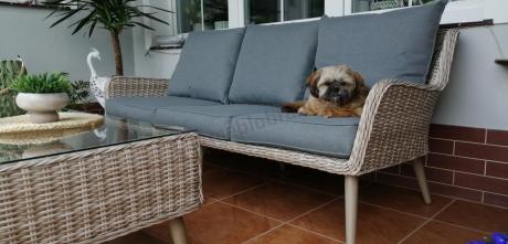 Wypoczynkowe meble z technorattanu z sofą i fotelami Cioso Creme