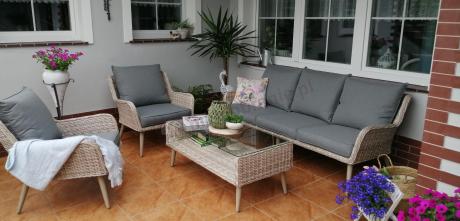 Wypoczynkowe meble z technorattanu z sofą i fotelami Cioso Creme