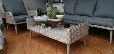 Wypoczynkowe meble z technorattanu z sofą i fotelami Cioso Creme