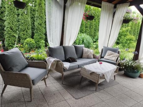 Wypoczynkowe meble z technorattanu z sofą i fotelami Cioso Creme