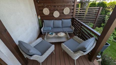 Wypoczynkowe meble z technorattanu z sofą i fotelami Cioso Creme