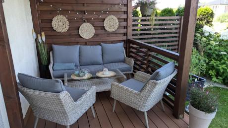 Wypoczynkowe meble z technorattanu z sofą i fotelami Cioso Creme