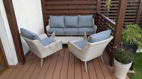 Wypoczynkowe meble z technorattanu z sofą i fotelami Cioso Creme