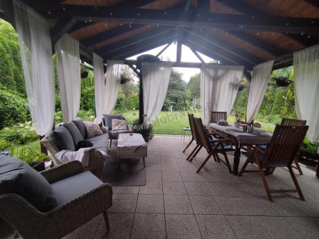 Wypoczynkowe meble z technorattanu z sofą i fotelami Cioso Creme