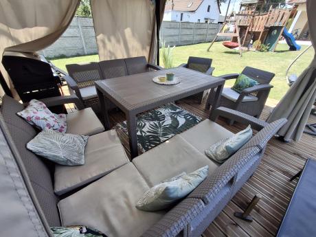 Zestaw dla 10 osób z narożnikiem, stołem obiadowym i trzema fotelami Rellme VII - cappuccino