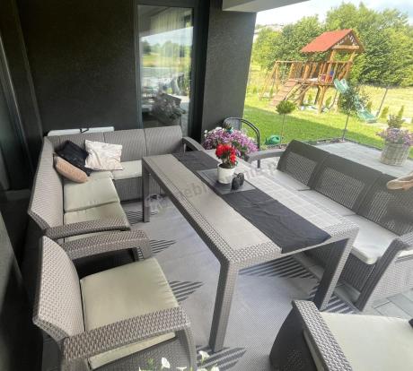 Zestaw dla 10 osób z narożnikiem, stołem obiadowym i trzema fotelami Rellme VII - cappuccino