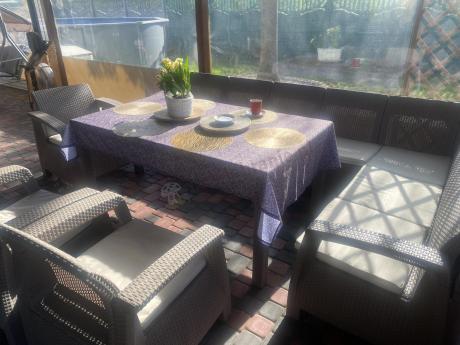 Zestaw dla 10 osób z narożnikiem, stołem obiadowym i trzema fotelami Rellme VII - cappuccino