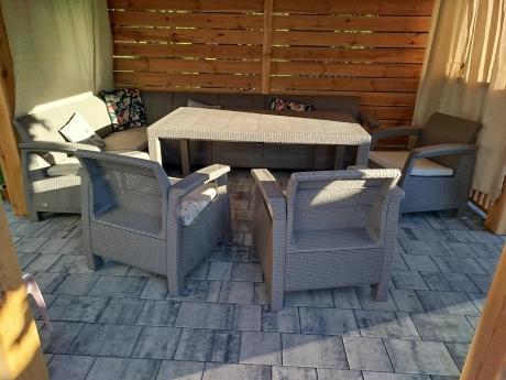 Zestaw dla 10 osób z narożnikiem, stołem obiadowym i trzema fotelami Rellme VII - cappuccino