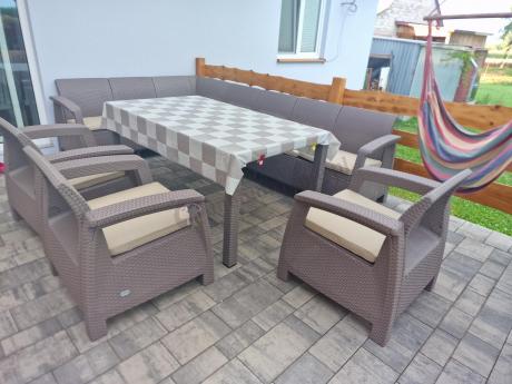 Zestaw dla 10 osób z narożnikiem, stołem obiadowym i trzema fotelami Rellme VII - cappuccino