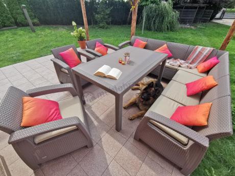 Zestaw dla 10 osób z narożnikiem, stołem obiadowym i trzema fotelami Rellme VII - cappuccino