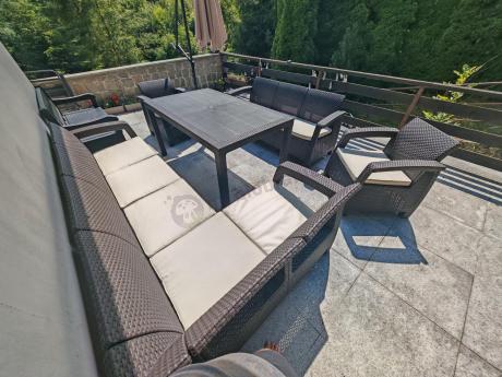 Zestaw dla 10 osób z narożnikiem, stołem obiadowym i trzema fotelami Rellme VII brązowy