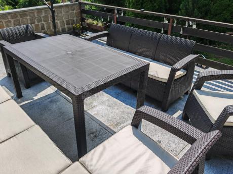 Zestaw dla 10 osób z narożnikiem, stołem obiadowym i trzema fotelami Rellme VII brązowy