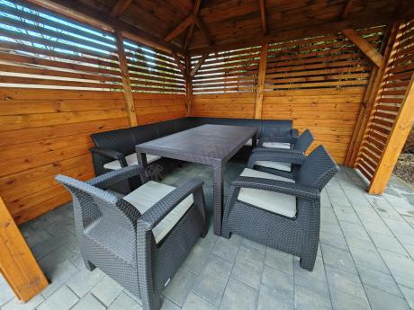 Zestaw dla 10 osób z narożnikiem, stołem obiadowym i trzema fotelami Rellme VII brązowy