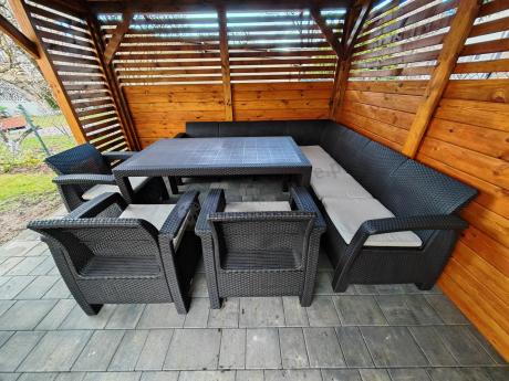 Zestaw dla 10 osób z narożnikiem, stołem obiadowym i trzema fotelami Rellme VII brązowy