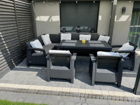 Zestaw dla 10 osób z narożnikiem, stołem obiadowym i trzema fotelami Rellme VII grafitowy