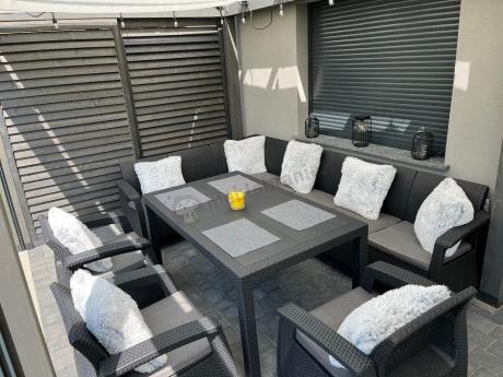 Zestaw dla 10 osób z narożnikiem, stołem obiadowym i trzema fotelami Rellme VII grafitowy