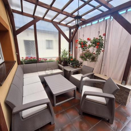 Zestaw dla 8 osób z narożnikiem, stołem podnoszonym i dwoma fotelami Relly VI capuccino