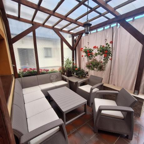 Zestaw dla 8 osób z narożnikiem, stołem podnoszonym i dwoma fotelami Relly VI capuccino