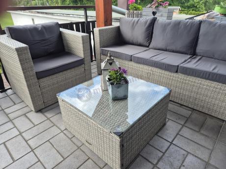 Zestaw jasnych mebli do ogrodu technorattanowych