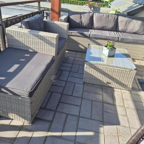 Zestaw jasnych mebli do ogrodu technorattanowych