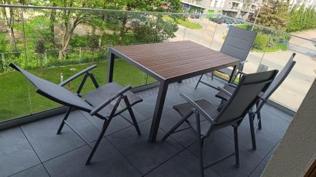 Zestaw mebli na taras ze stołem obiadowym i składanymi krzesłami - Kanbery Wood Silver 6+1