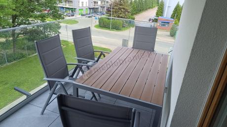 Zestaw mebli na taras ze stołem obiadowym i składanymi krzesłami - Kanbery Wood Silver 6+1