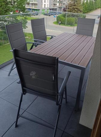 Zestaw mebli na taras ze stołem obiadowym i składanymi krzesłami - Kanbery Wood Silver 6+1