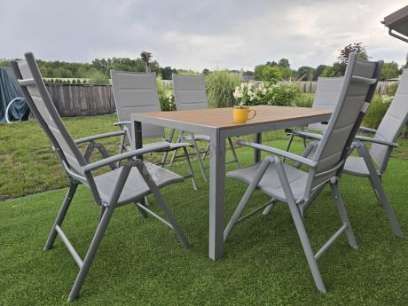 Zestaw mebli na taras ze stołem obiadowym i składanymi krzesłami - Kanbery Wood Silver 6+1