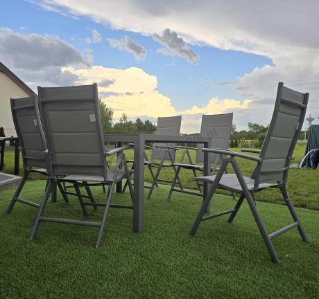 Zestaw mebli na taras ze stołem obiadowym i składanymi krzesłami - Kanbery Wood Silver 6+1