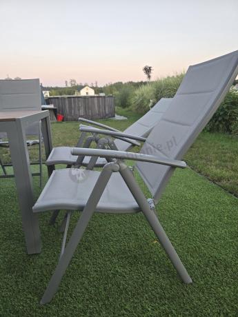 Zestaw mebli na taras ze stołem obiadowym i składanymi krzesłami - Kanbery Wood Silver 6+1