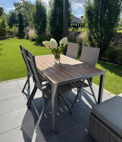 Zestaw mebli na taras ze stołem obiadowym i składanymi krzesłami - Kanbery Wood Silver 6+1