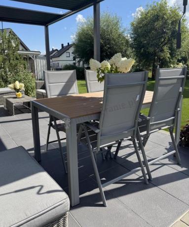 Zestaw mebli na taras ze stołem obiadowym i składanymi krzesłami - Kanbery Wood Silver 6+1