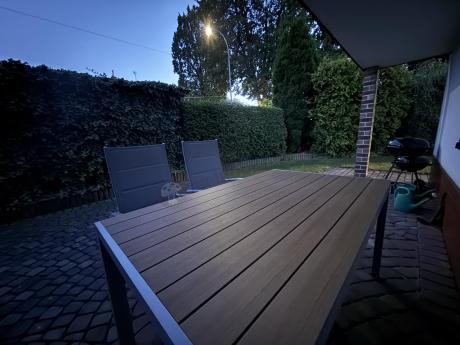 Zestaw mebli na taras ze stołem obiadowym i składanymi krzesłami - Kanbery Wood Silver 6+1