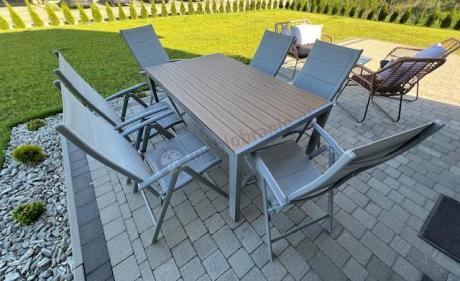 Zestaw mebli na taras ze stołem obiadowym i składanymi krzesłami - Kanbery Wood Silver 6+1